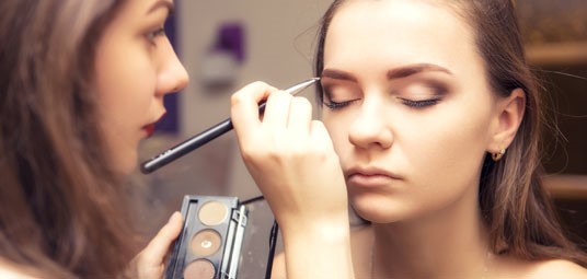 realizando maquillaje de cejas