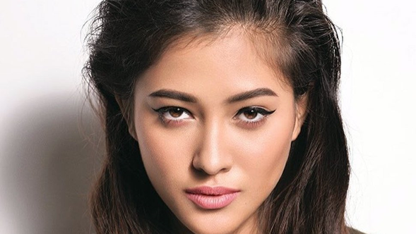 Mujer con cejas maquilladas Mujer con cejas maquilladas